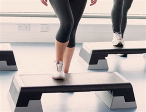 Step Aerobic Schritte: Anleitung und Choreos zum。